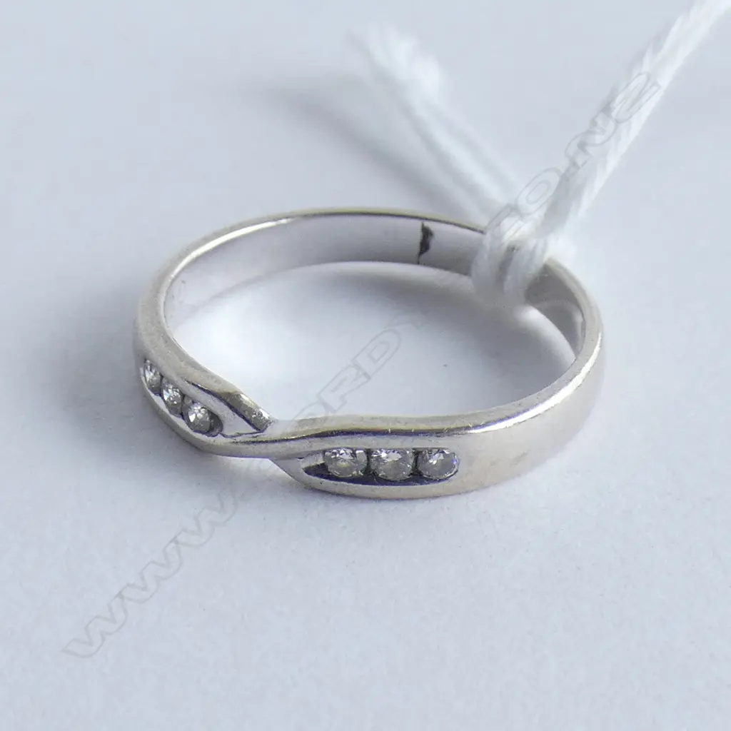 9CT 6 DIAMOND BAND RING 1.7gms Image 1++