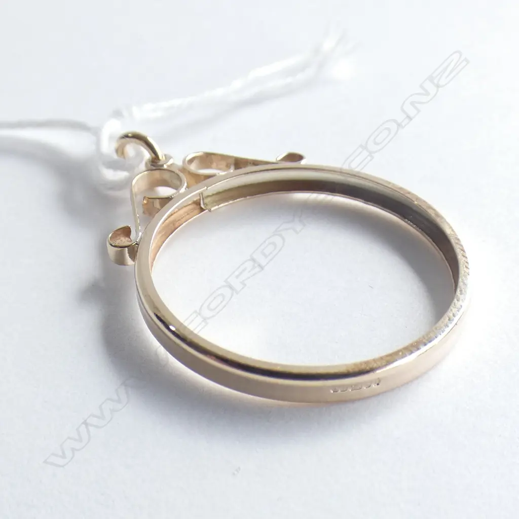 9CT GOLD SOVEREIGN PENDANT FRAME new old stock Image 1++