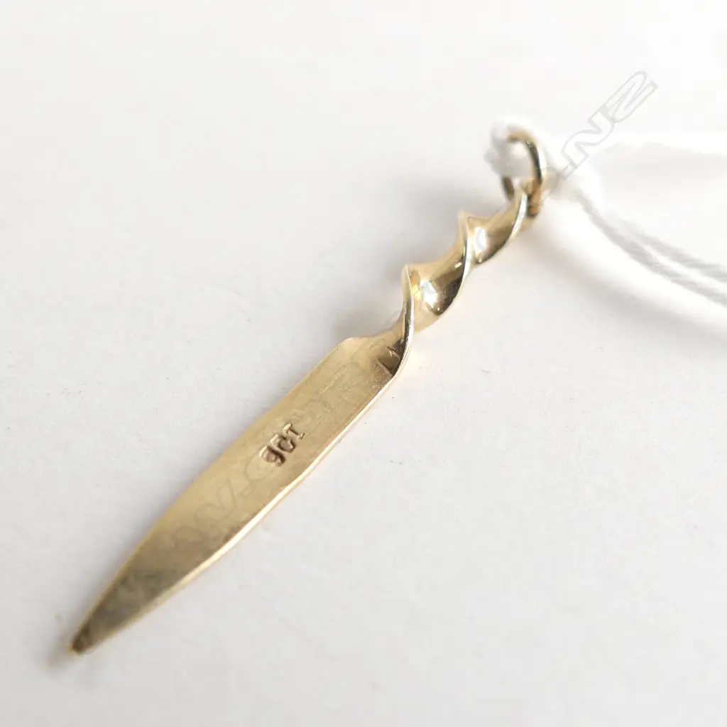 VINTAGE 9CT DAGGER TYPE PENDANT Image 1++