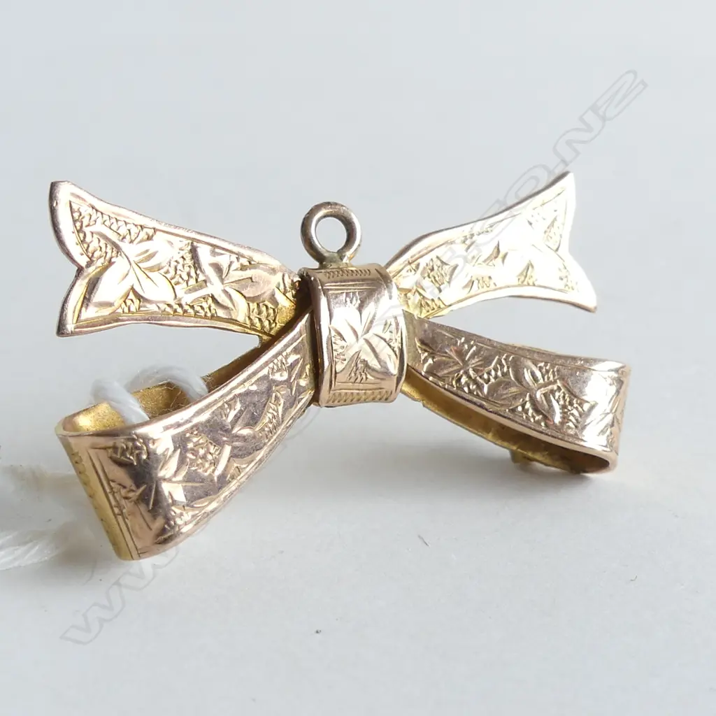 9CT GOLD EARLY 20THC BOW BROOCH ENGRAVED Image 1++