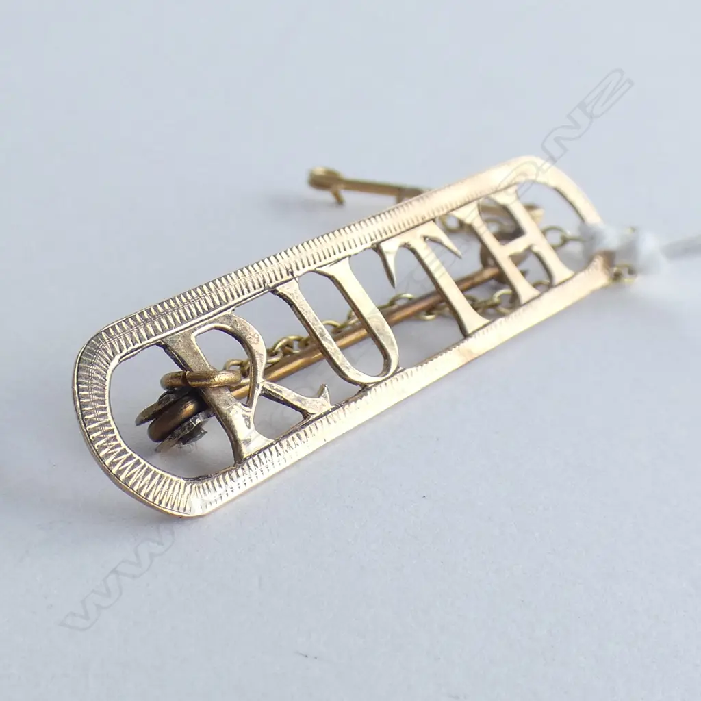 9ct 'RUTH' BROOCH W SAFETY CHAIN 1.86gms Image 1++