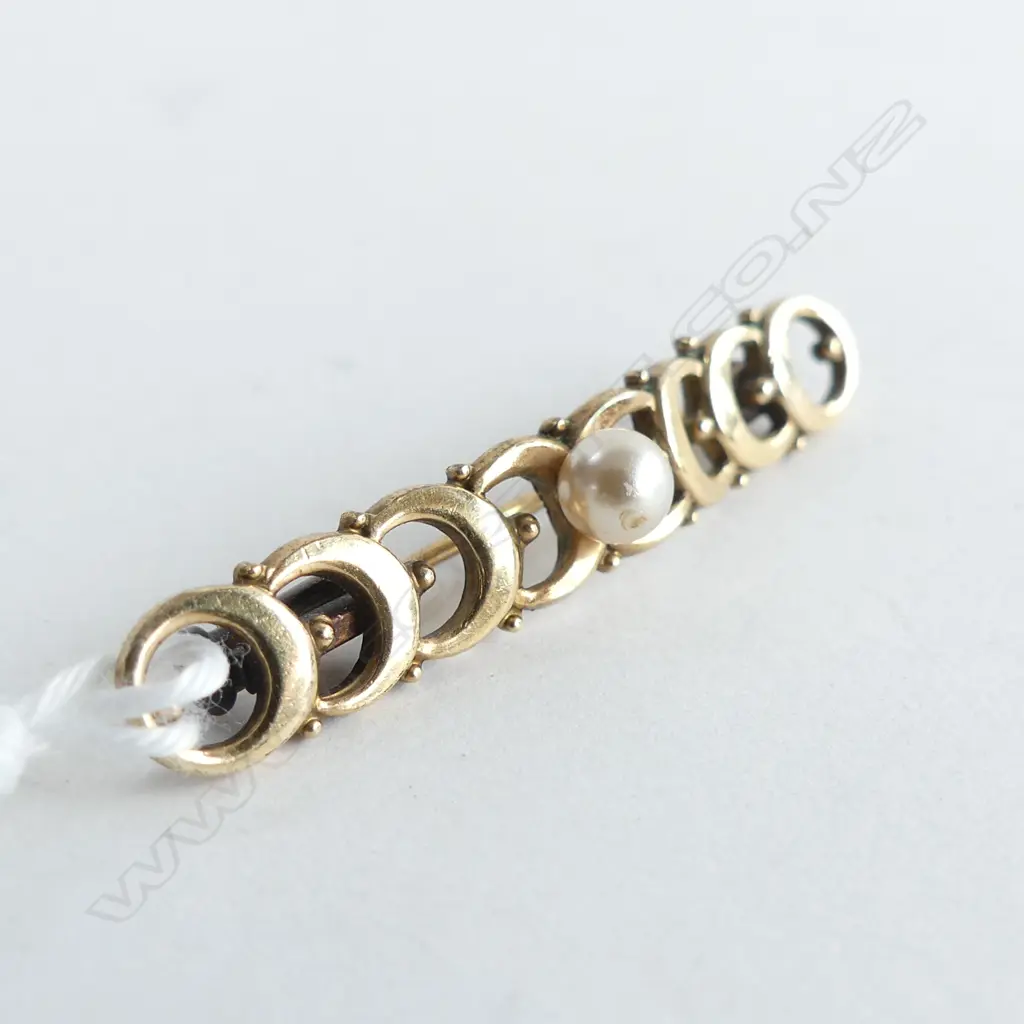 14ct GOLD & SINGLE CULTURED PEARL BAR BROOCH Image 1++