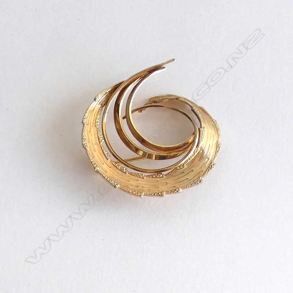 8ct GOLD RETRO SWIRL BROOCH 3.74gms Image 1++