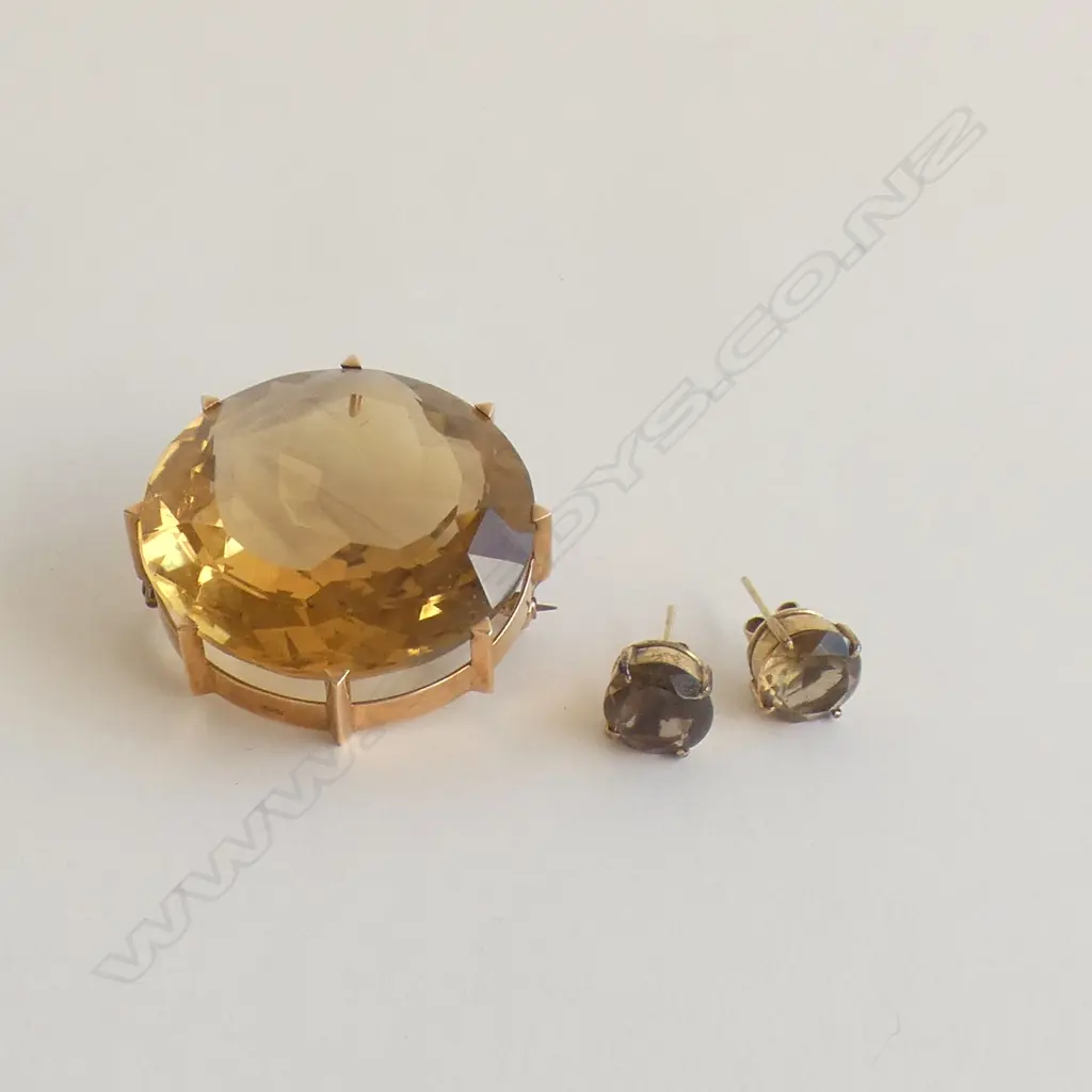 LG ROUND AMBER GLASS & GOLD TONE BROOCH & MATCHING LG STUD EARRINGS Image 1++