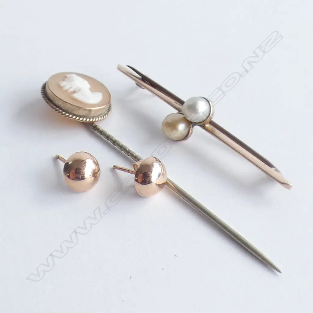 3 JEWELLERY ITEMS 9CT BAR BROOCH. PR 9CT EARRINGS & GOLD CAMEO STICK PIN Image 1++