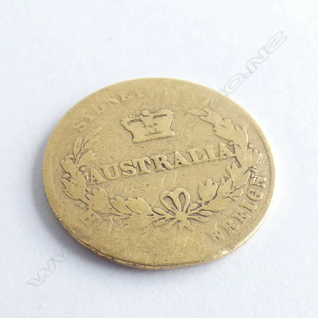 1863 'SYDNEY MINT AUSTRALIA' HALF GOLD SOVEREIGN SOME WEAR Image 1++
