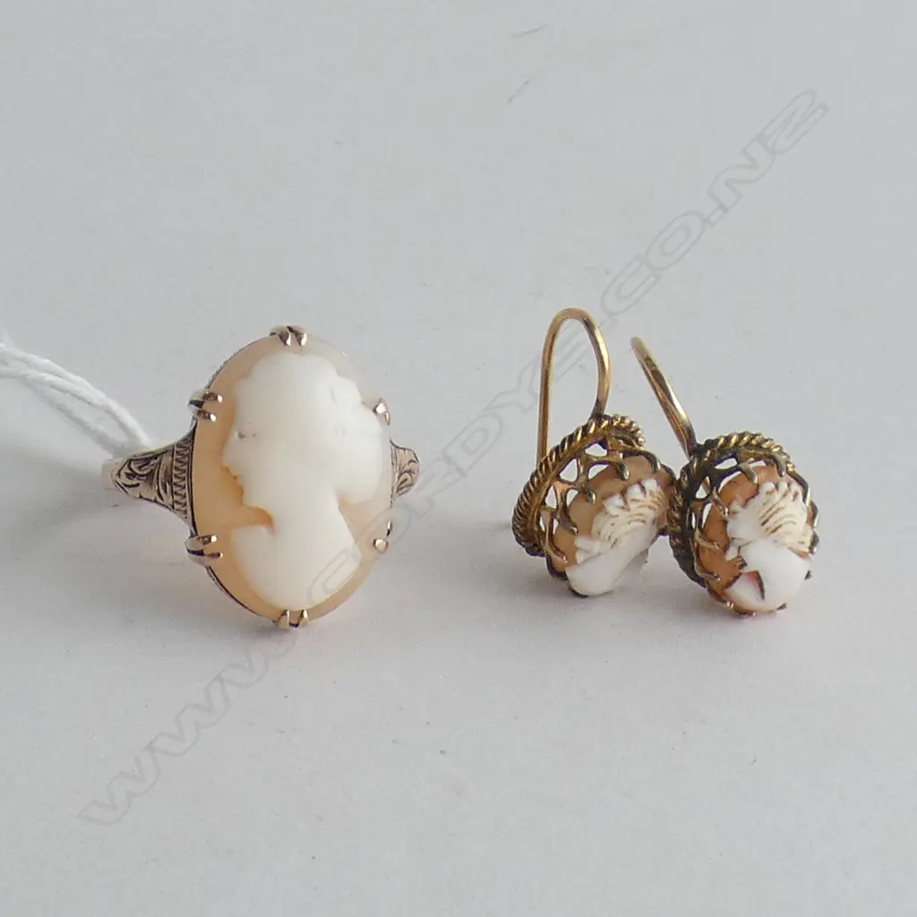 9CT CAMEO RING + PR EARRINGS Image 1++