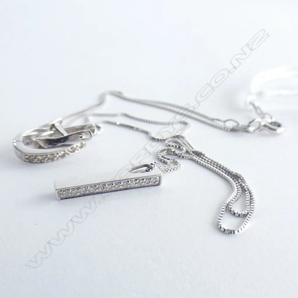 9CT WHITE GOLD & DIAMOND PENDANT NECKLACE + MATCHING EARRINGS Image 1++