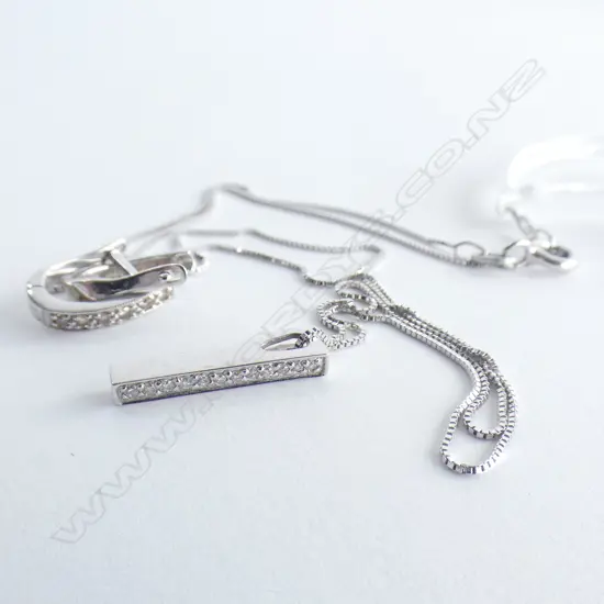 9CT WHITE GOLD & DIAMOND PENDANT NECKLACE + MATCHING EARRINGS