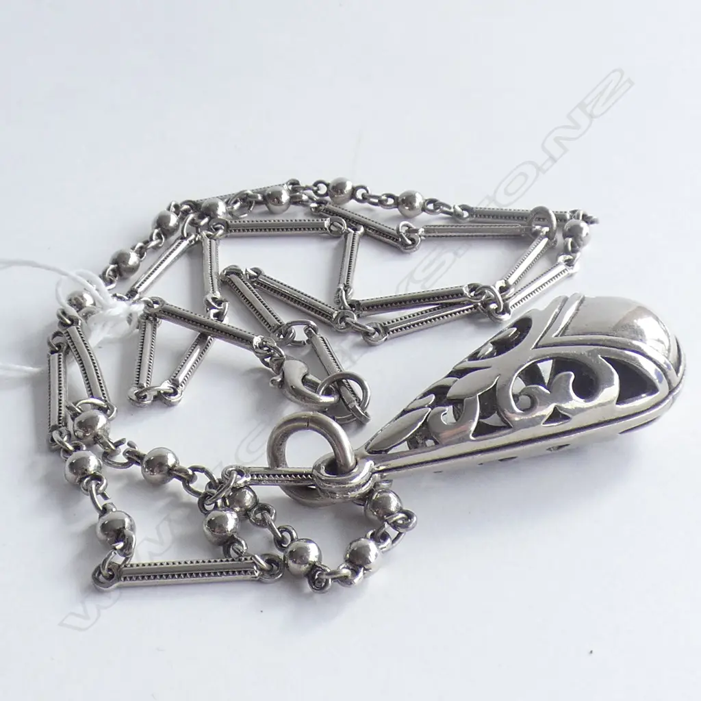 SILVER ? LONG FANCY CHAIN WITH PIERCED LGE PENDANT Image 1++