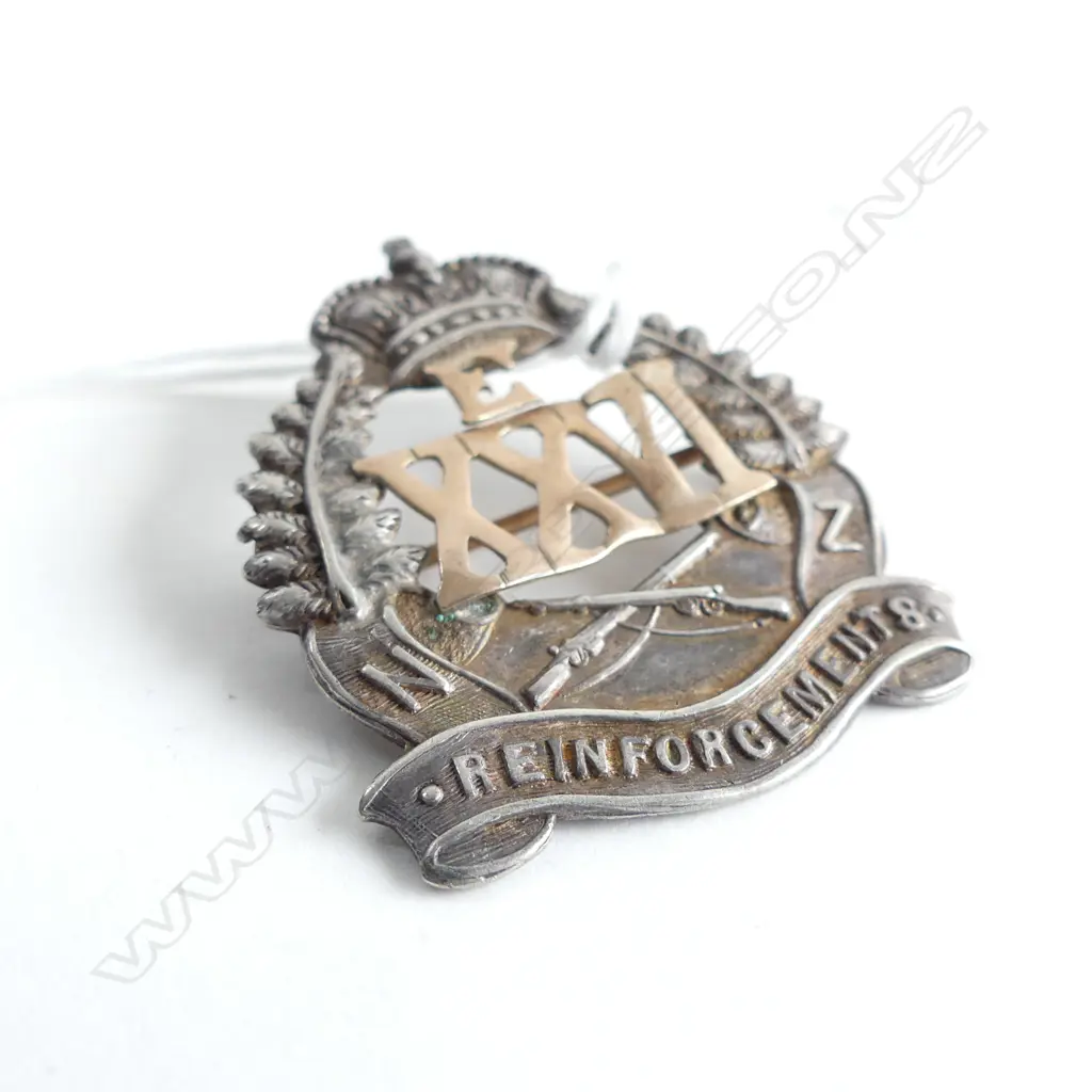 9CT & SILVER SWEETHEART BADGE E XXVI REINFORCEMENTS Image 1++