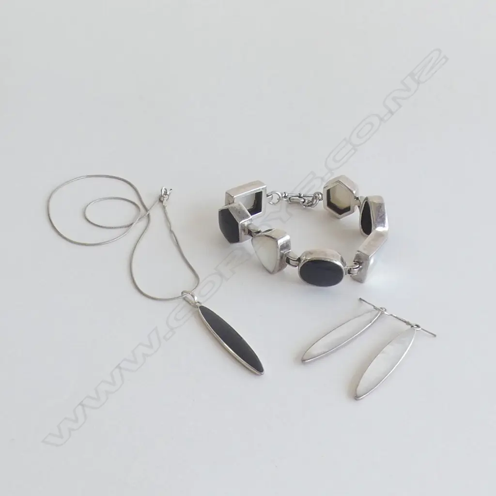STG SILVER SET ONYX & MOP BRACELET + PR MOP DROP EARRINGS & ONYX PENDANT Image 1++