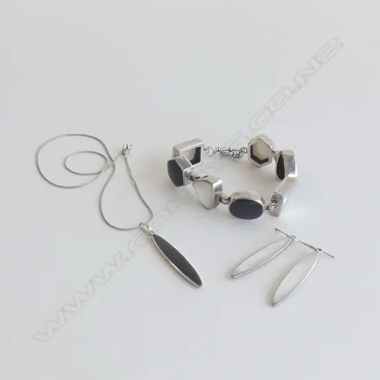 STG SILVER SET ONYX & MOP BRACELET + PR MOP DROP EARRINGS & ONYX PENDANT
