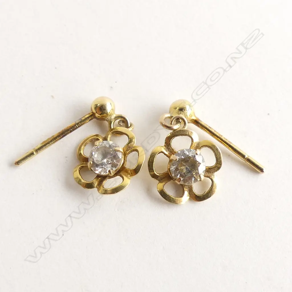 PR GOLD TONE FLOWER & CZ DROP EARRINGS NO SCROLLS Image 1++
