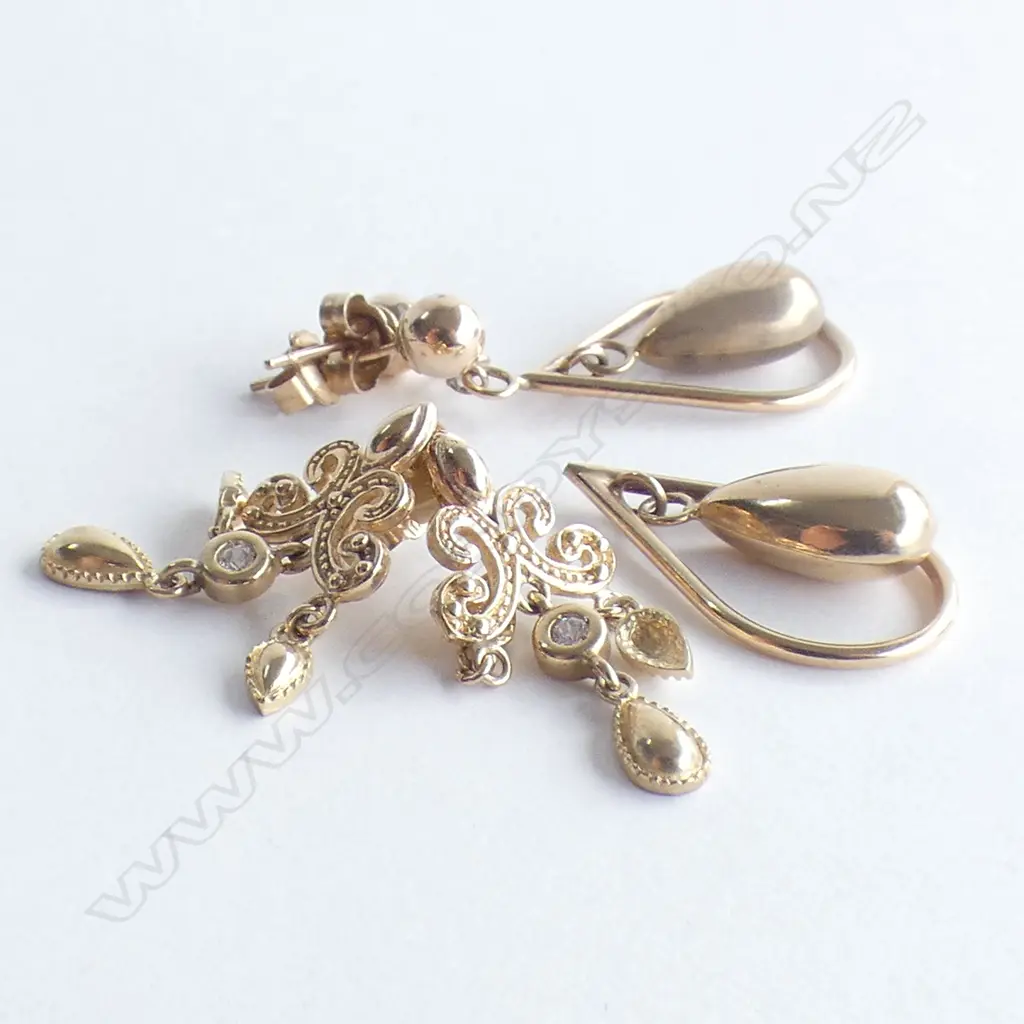 2 PRS 9CT GOLD EARRINGS 1 BROKEN 4.86gms Image 1++