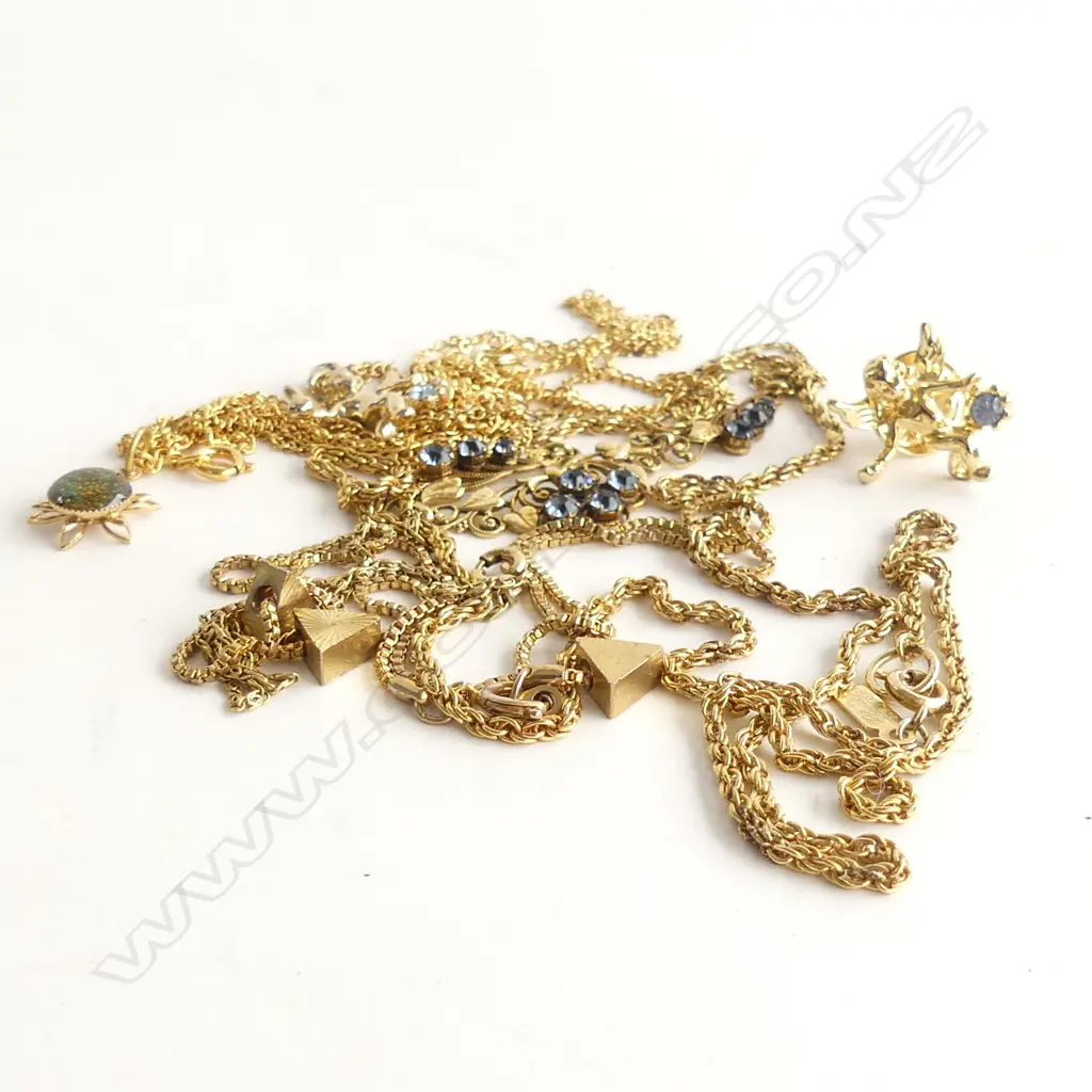6 ASST GOLD PLATED & GOLD TONE NECKLACES, CHAINS + PIN Image 1++