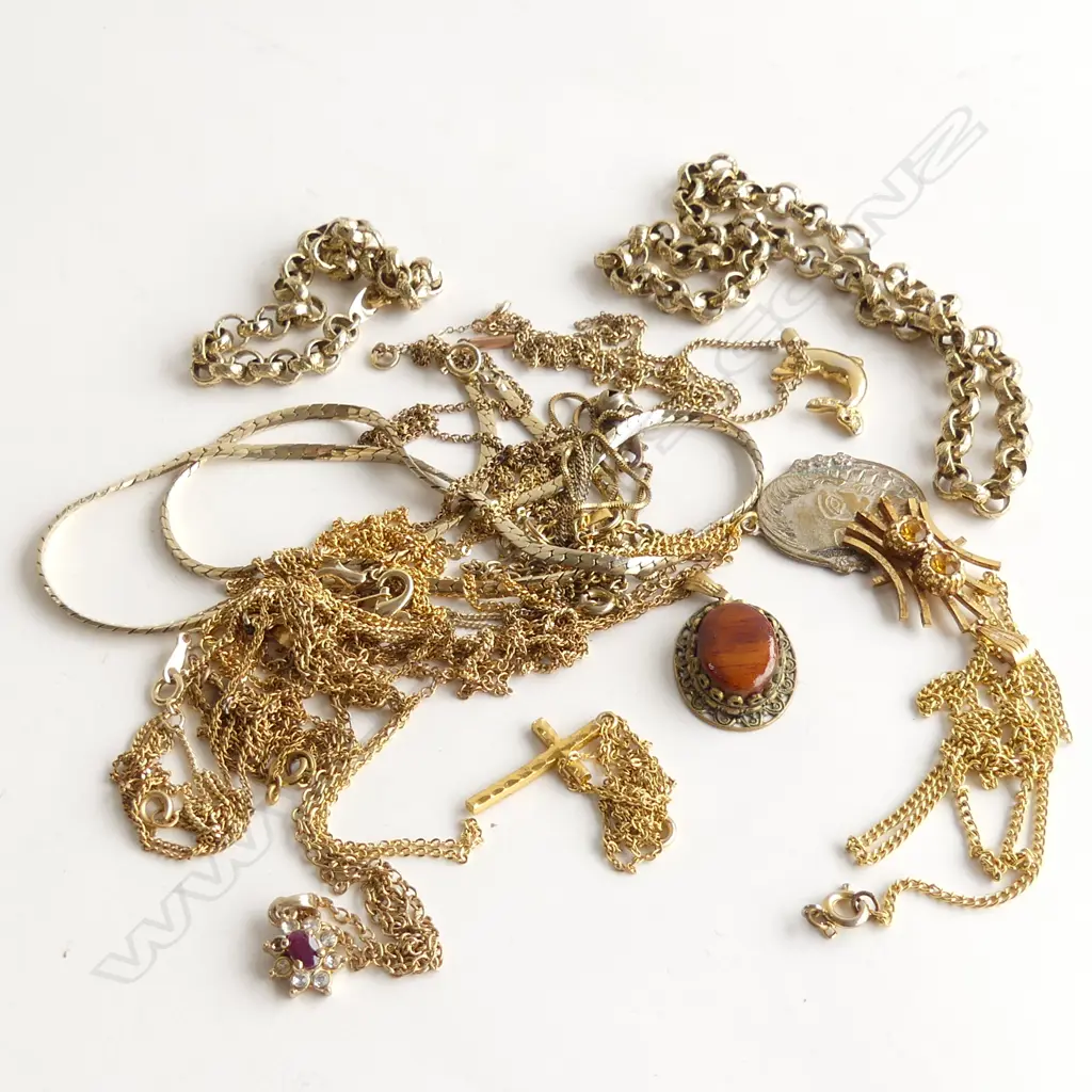 BAG ASST GOLD TONE CHAINS & PENDANTS + BRACELET Image 1++