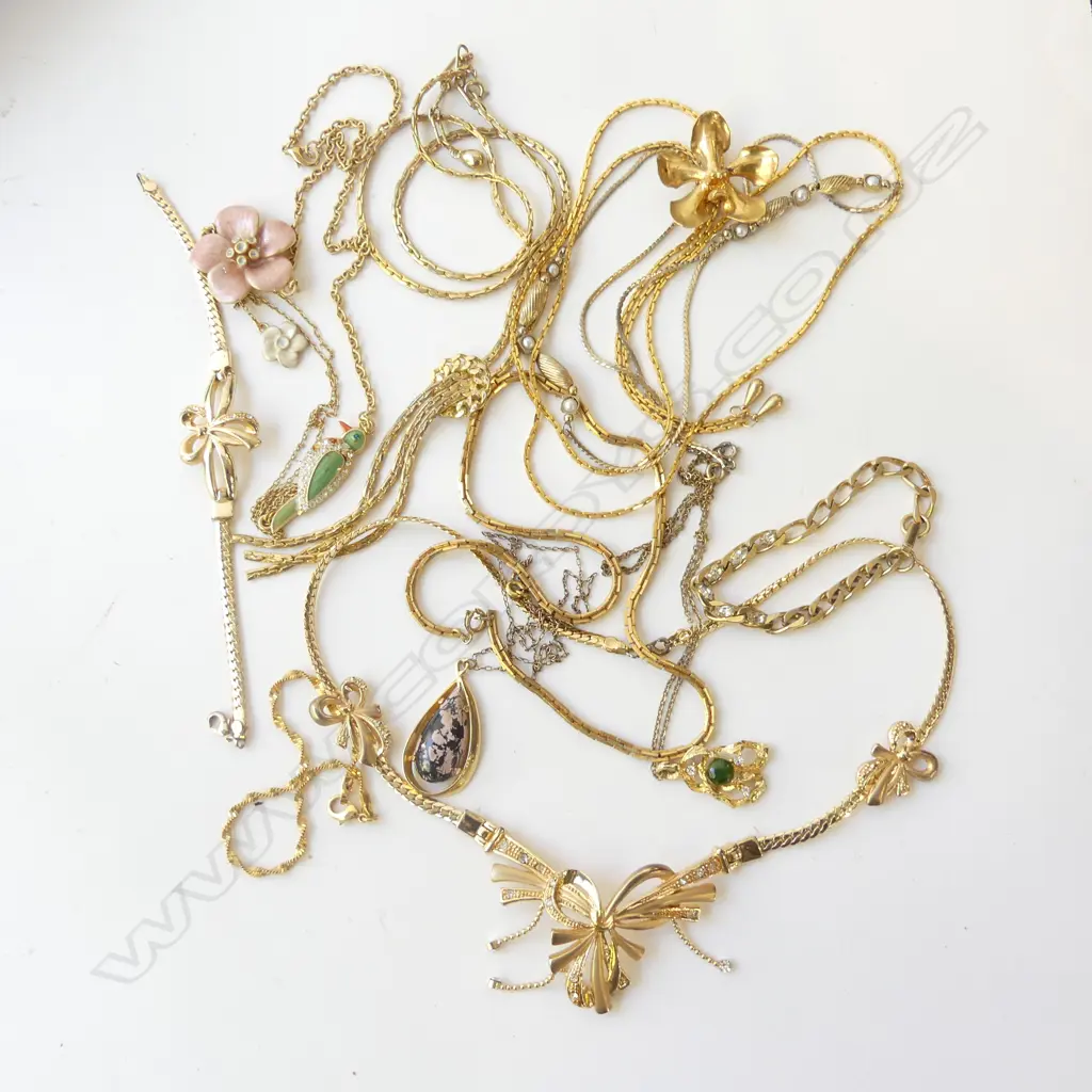 BAG ASST COSTUME JEWELLERY GOLD TONE NECKLACES Image 1++