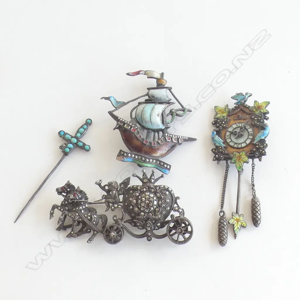 3 VINTAGE COSTUME JEWELLERY BROOCHES INCL CUCKOO CLOCK + ART PEWTER SILVER & BLUE STONE CROSS PIN Image 1++