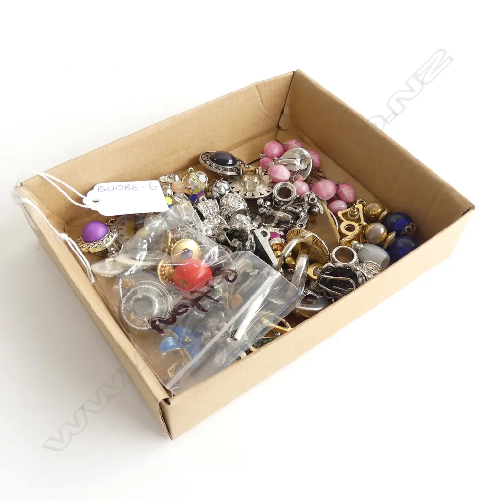 SM BOX COSTUME JEWELLERY; EARRINGS, PENDANTS, ETC + SM BAG BUTTONS Image 1++