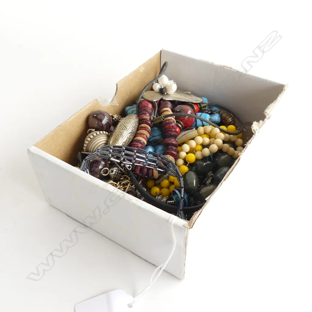 SM BOX ASST COSTUME JEWELLERY  Image 1++