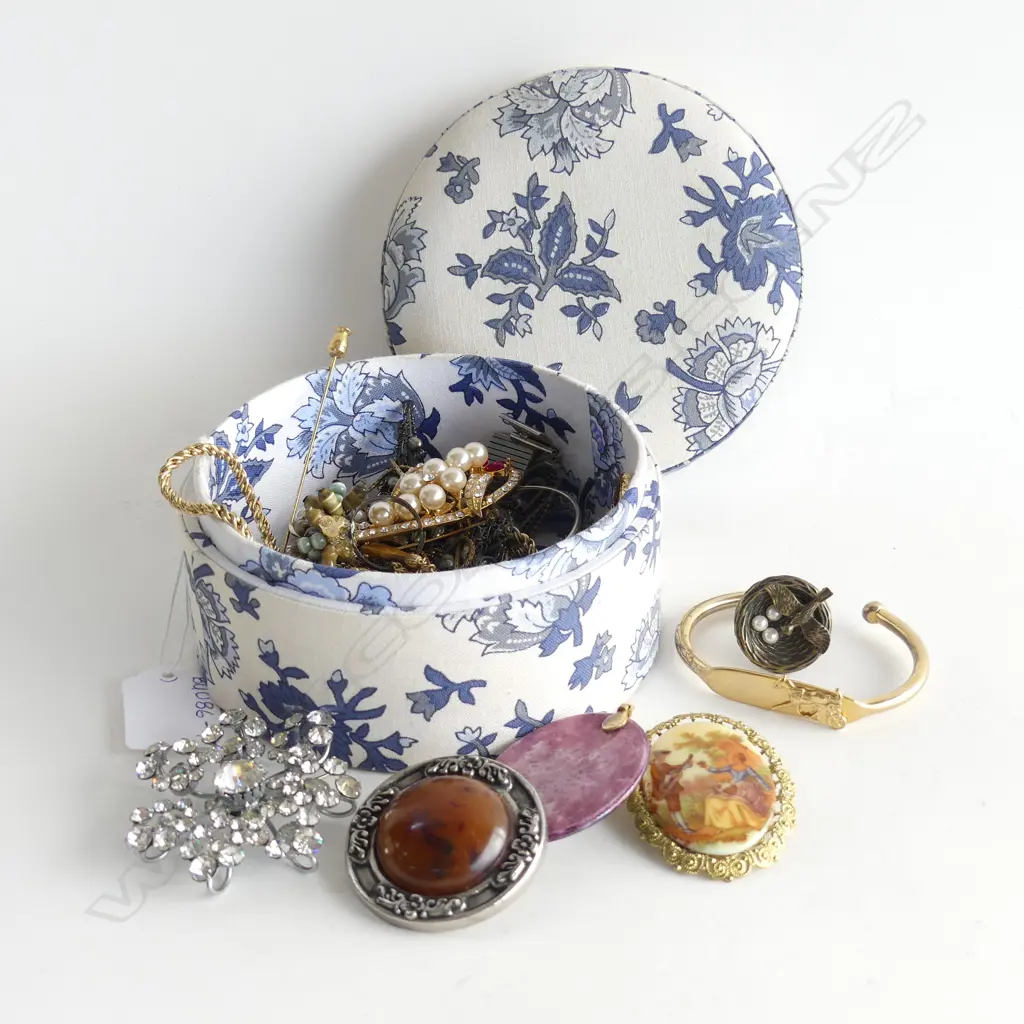 CONTAINER ASST COSTUME JEWELLERY INCL.LIMOGES PENDANT ETC.. Image 1++