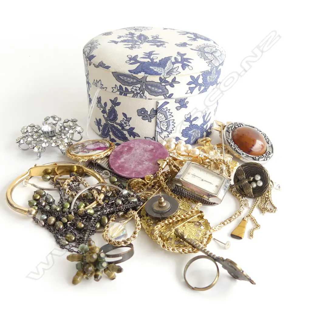 CONTAINER ASST COSTUME JEWELLERY INCL.LIMOGES PENDANT ETC.. Image 1++