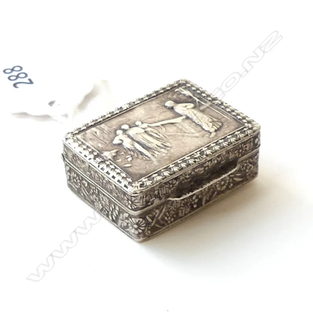 C1900 EURO SILVER SNUFF BOX FIGURE EMBOSSED Image 1++