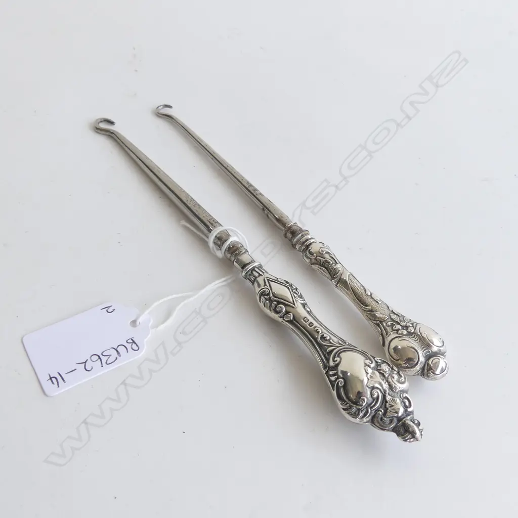 (20637) 2 SILVER BUTTON HOOKS BOTH HALLMARKED L. 185mm W. 52g Image 1++