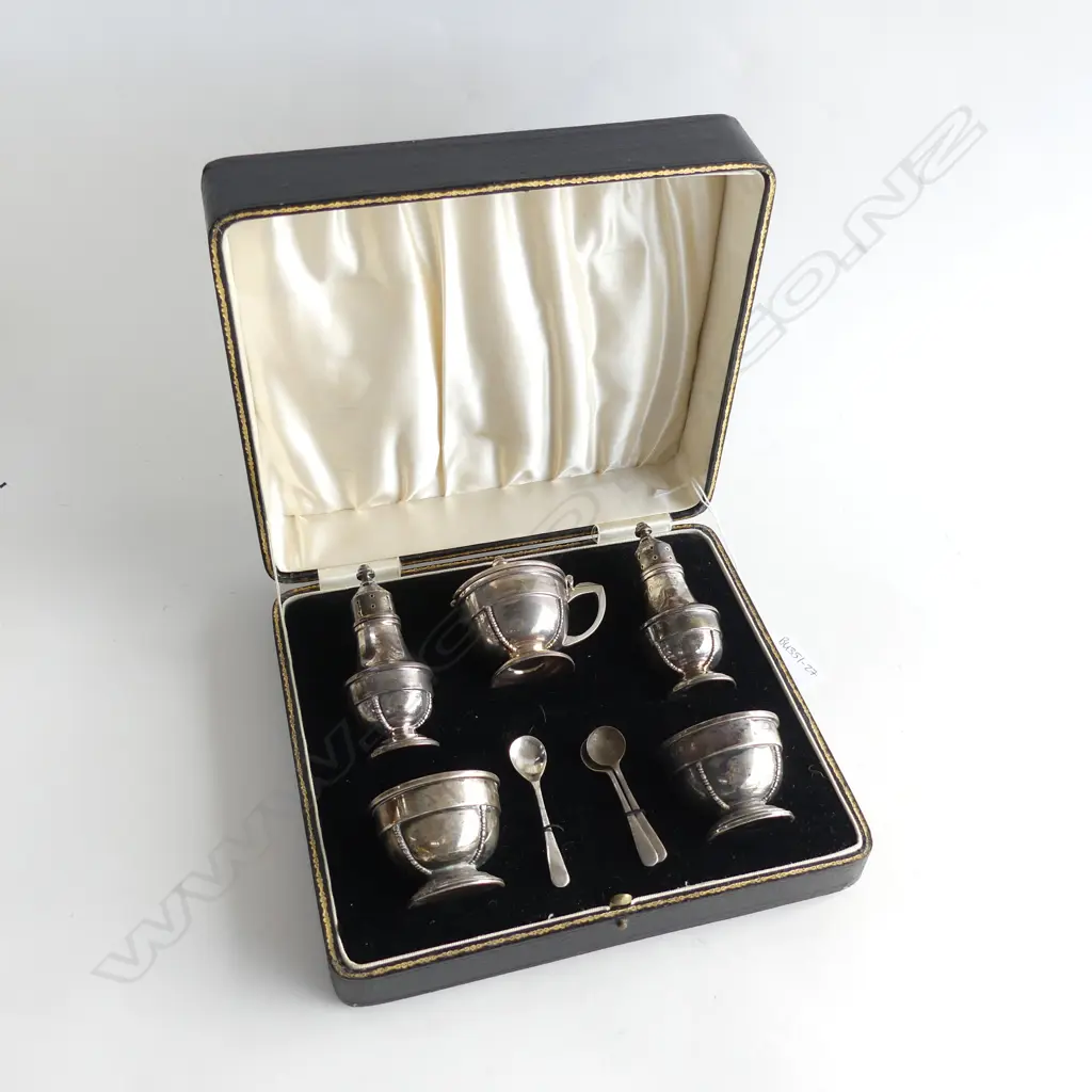 (20320) GEO. V BOXED SILVER CONDIMENT SET HALLMARKED BIRMINGHAM 1935 AF MISSING ONE BLUE GLASS LINER W. 193g Image 1++