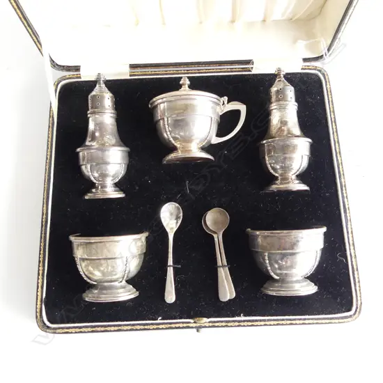 (20320) GEO. V BOXED SILVER CONDIMENT SET HALLMARKED BIRMINGHAM 1935 AF MISSING ONE BLUE GLASS LINER W. 193g