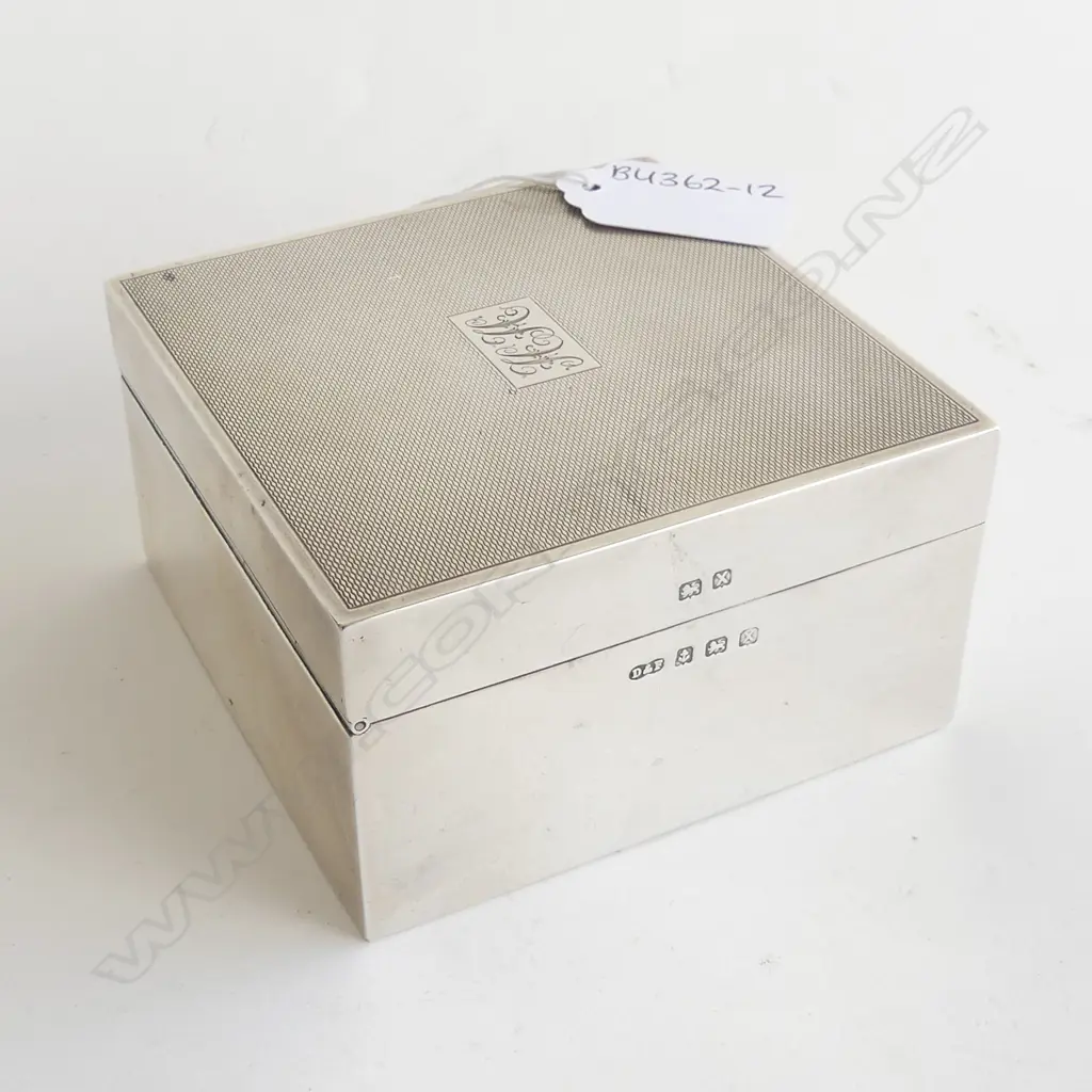 (20637) CIGARETTE BOX HALLMARKED BIRMINGHAM 1947 W. 95MM H. 50mm W. 299g Image 1++