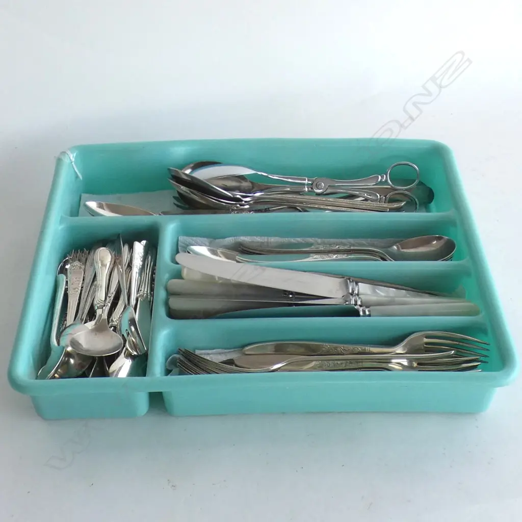 LG TRAY OF SILVER PLATE CUTLERY, MOP HANDLE KNIVES + SERVING SPOONS ETC.. Image 1++