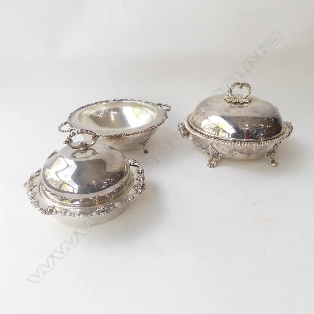 2 VINTAGE SILVER PLATE LIDDED SERVING DISHES (LARGEST DIA 250MM) Image 1++