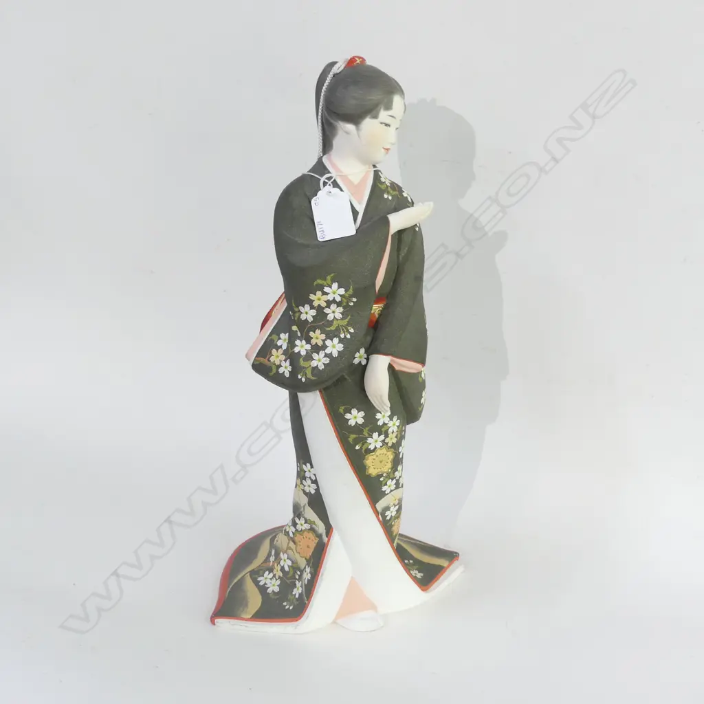 FIGURINE - TRADITIONAL ORIENTAL COSTUMED LADY H 400M Image 1++