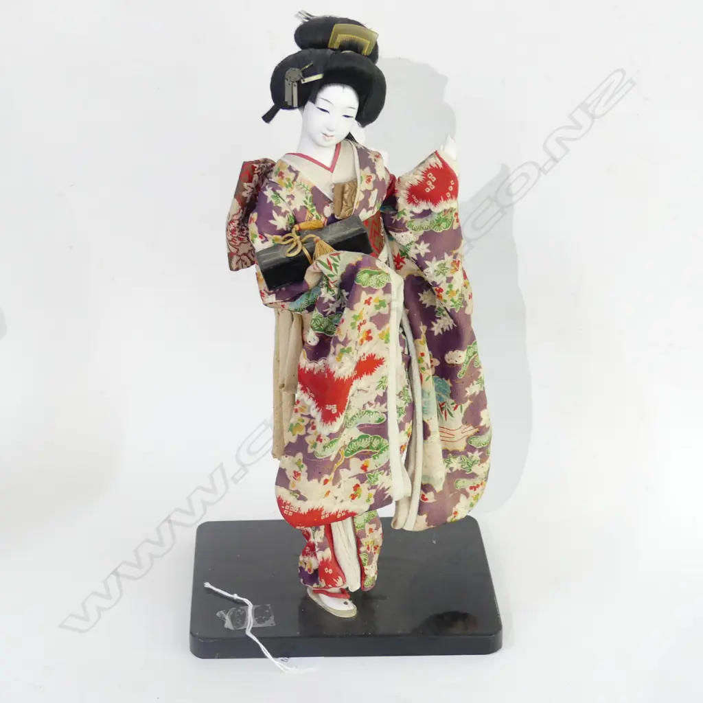 JAPANESE DOLL IN TRADITIONAL DRESS ON STAND H 380MM Image 1++