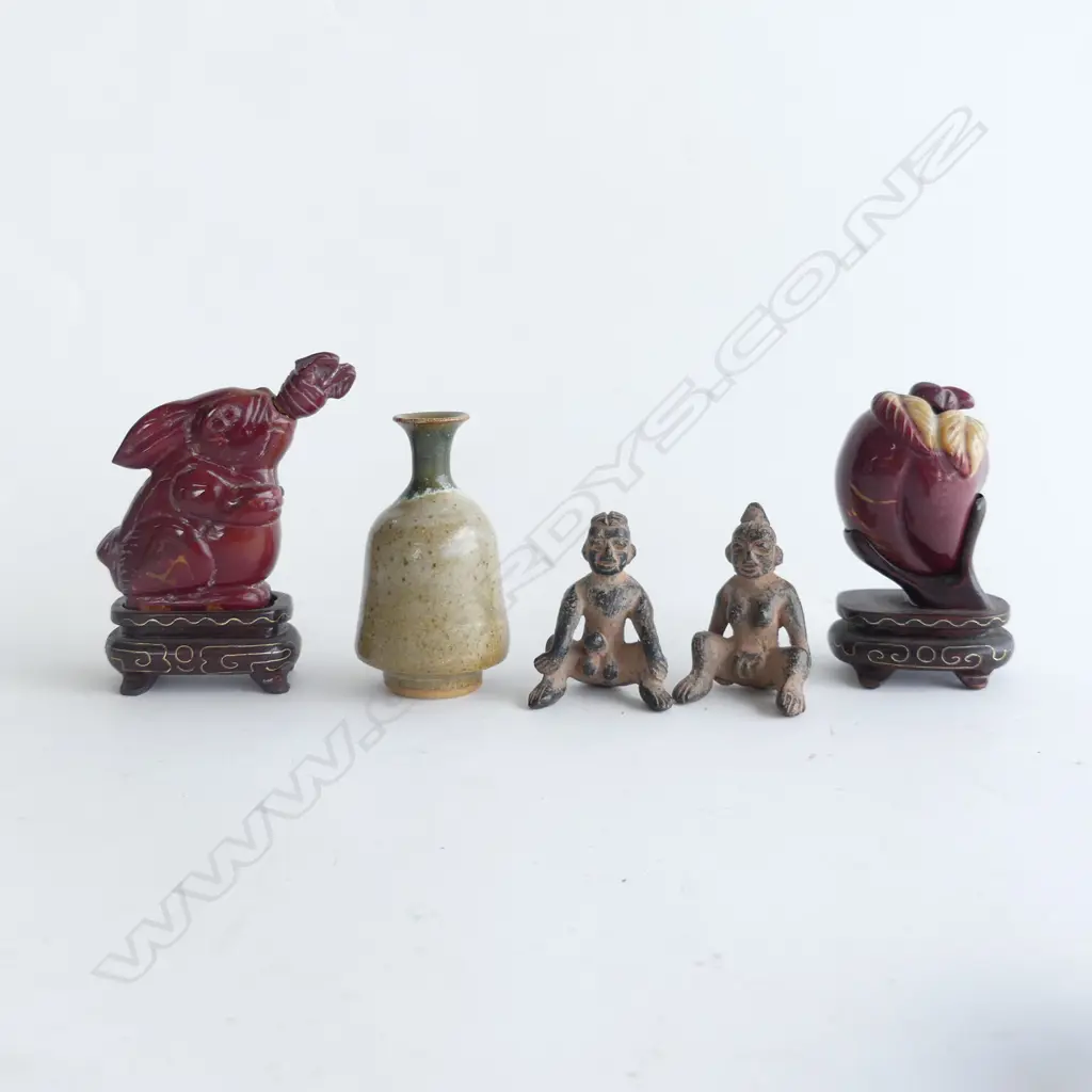 5 ORIENTAL PCES; 2 CARVED RED PORPHYRY MARBLE NOVELTY SNUFFS ON STANDS + PR EROTIC FIGURES + MINIATURE VASE H.65mm Image 1++