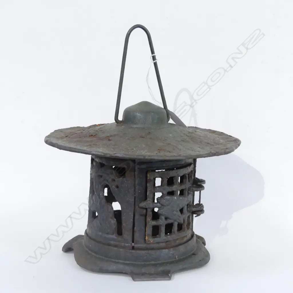 CAST IRON PAGODA HOUSE H 200MM Image 1++