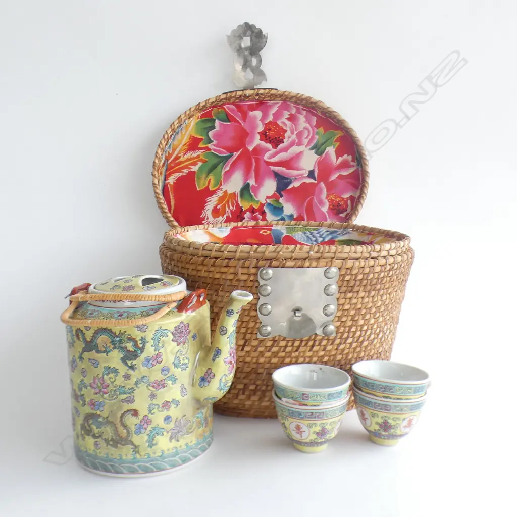 CHINESE YELLOW DRAGON TEAPOT & 4 CUPS IN WOVEN CASE  Image 1++