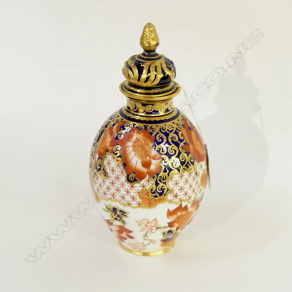 ROYAL CROWN DERBY IMARI LIDDED URN H 190MM Image 1++