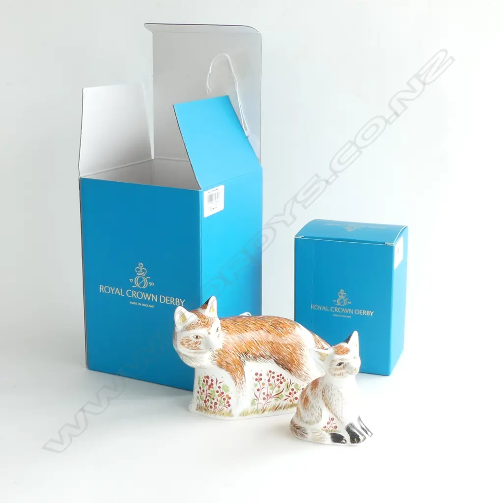 2 ROYAL CROWN DERBY MOTHER & CUB FOX PAPERWEIGHTS, both w. box L.150mm Image 1++