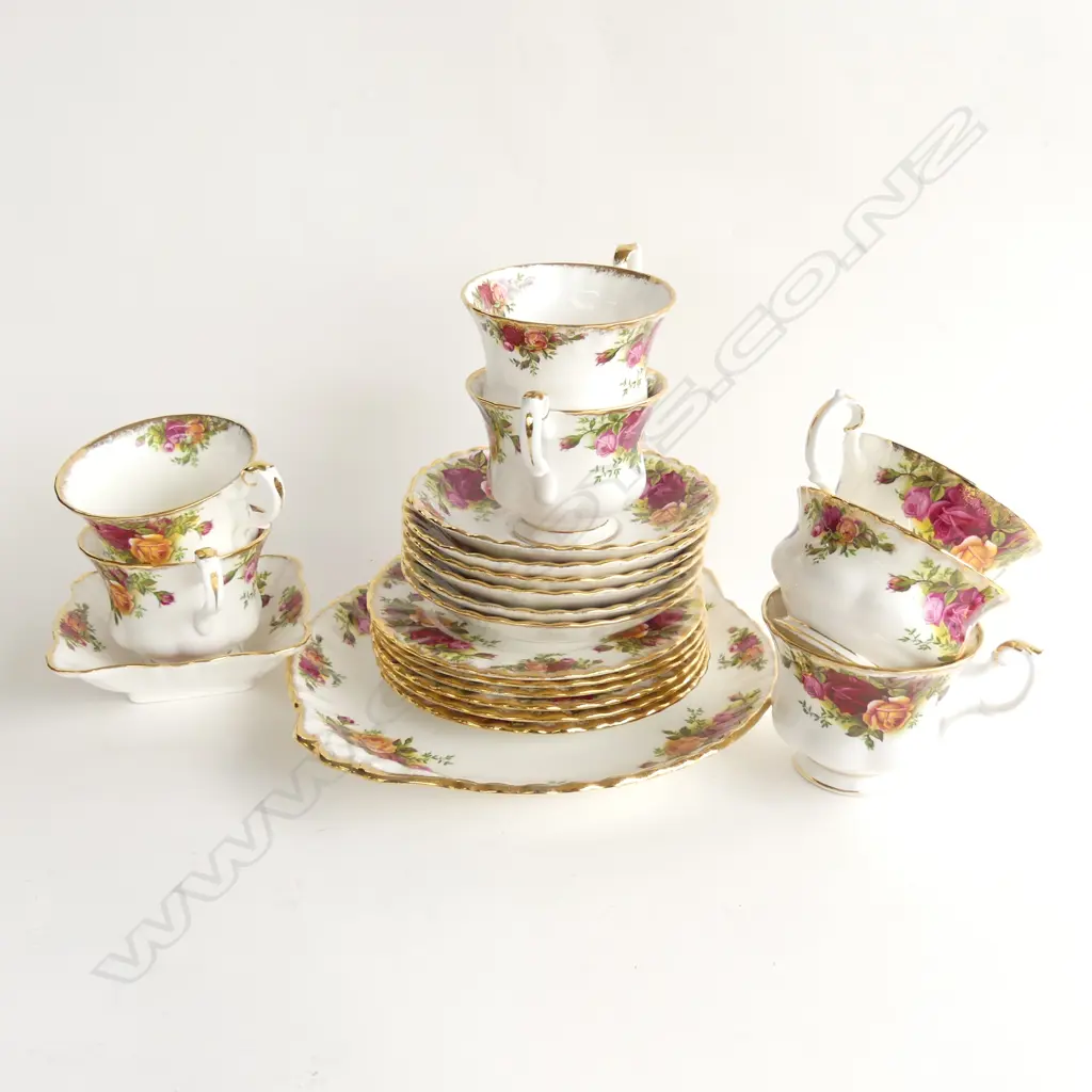 21 PCE ROYAL ALBERT OLD COUNTRY ROSES TEA SET; 6 TRIOS, SUGAR, BOWL & SANDWICH PLATE Image 1++