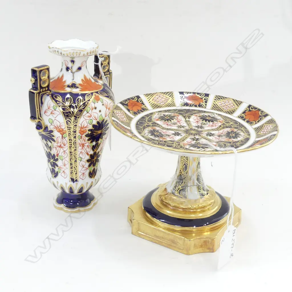 2 ROYAL CROWN DERBY IMARI PCS; VASE (H. 165MM) A/F+ FOOTED PLATE (DIA 140MM) IN NEED OF REPAIR Image 1++