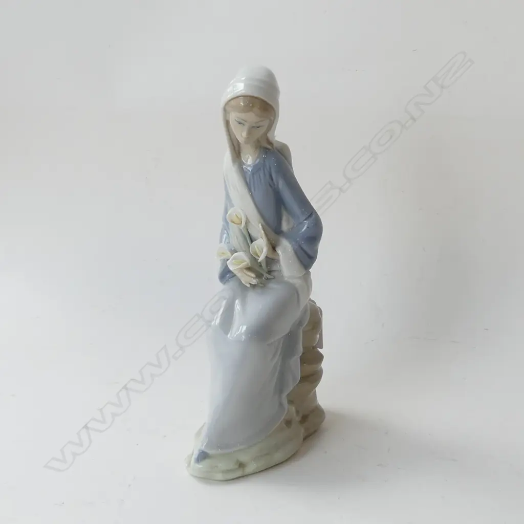 LLADRO LADY FIGURINE WITH FLOWERS H 240MM  WITH ORIGINAL BOX Image 1++