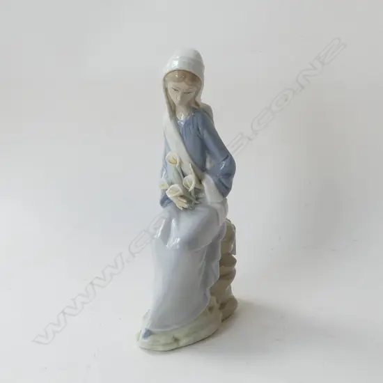 LLADRO LADY FIGURINE WITH FLOWERS H 240MM  WITH ORIGINAL BOX