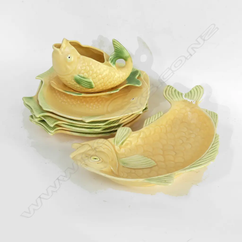 SHORTER & SON 8 PC FISH SET; OVAL SERVING DISH, SAUCE JUG & UNDERPLATE & 6 ENTREE PLATES Image 1++