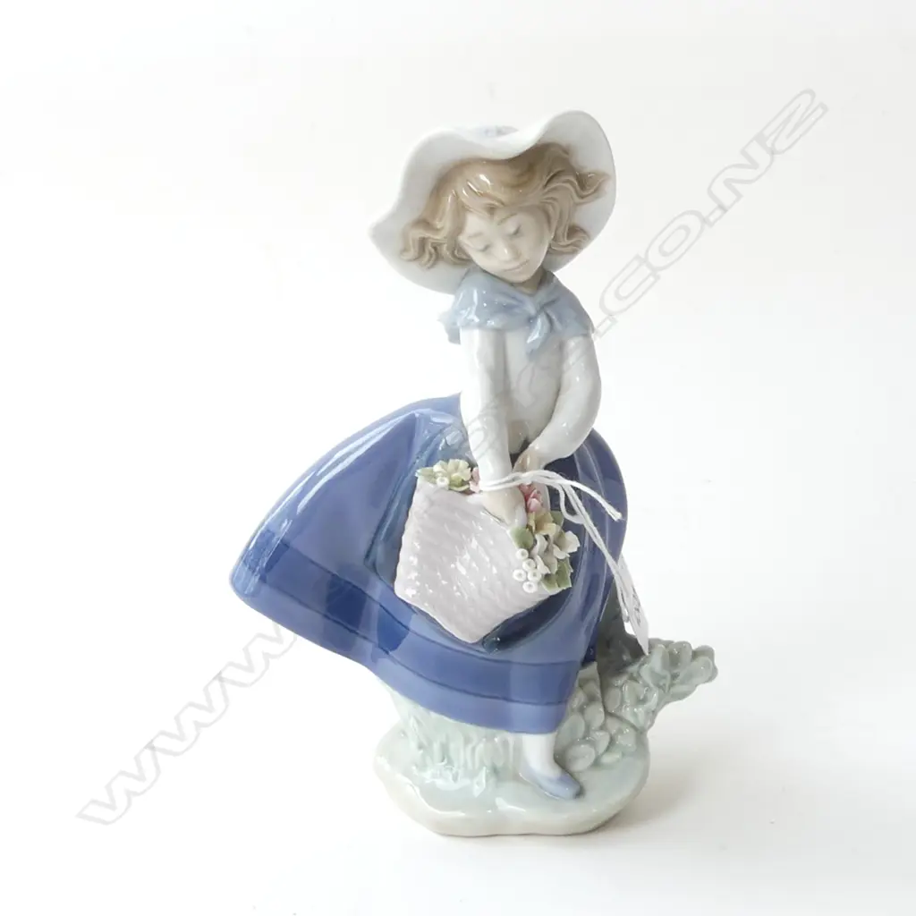 LLADRO FIGURINE; GIRL w. BASKET OF FLOWERS H.175mm Image 1++