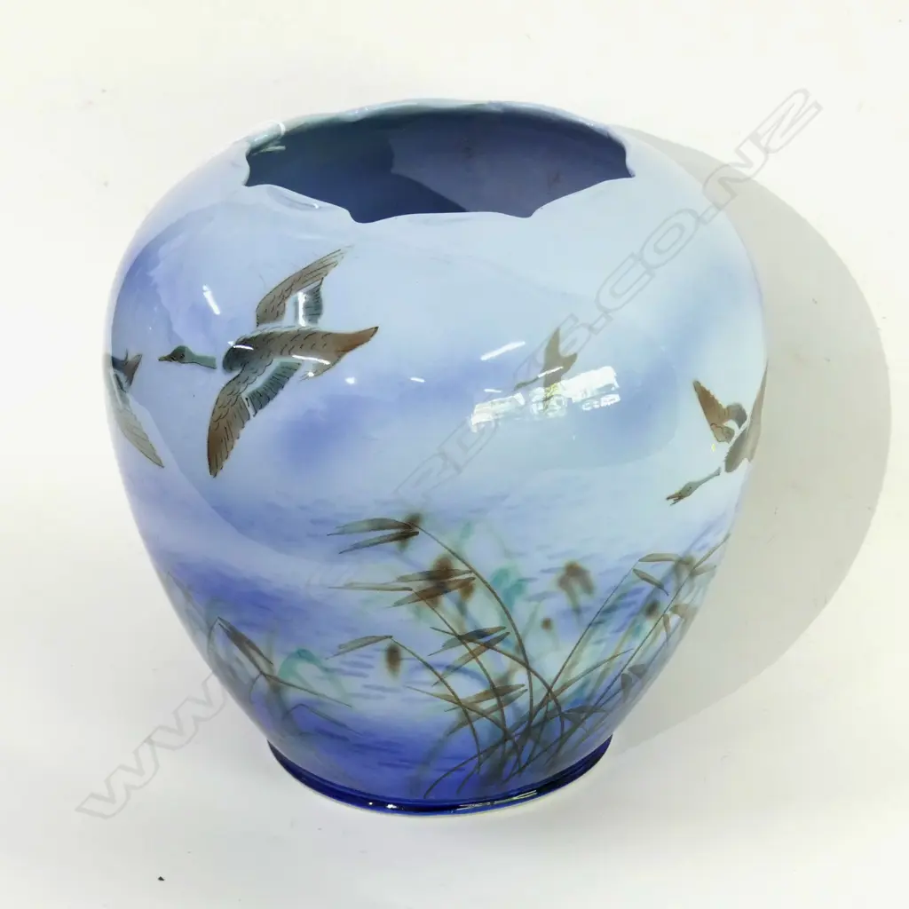 LG VINTAGE FALCON WARE LUCKNOW VASE WITH FLYING DUCKS  - HAND PAINTED - SIGNATURE TO BASE H 280MM Image 1++