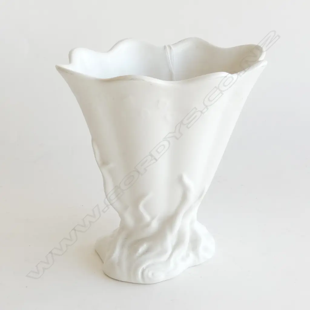 (43) CROWN LYNN FAN SHAPED VASE H. 130mm Image 1++