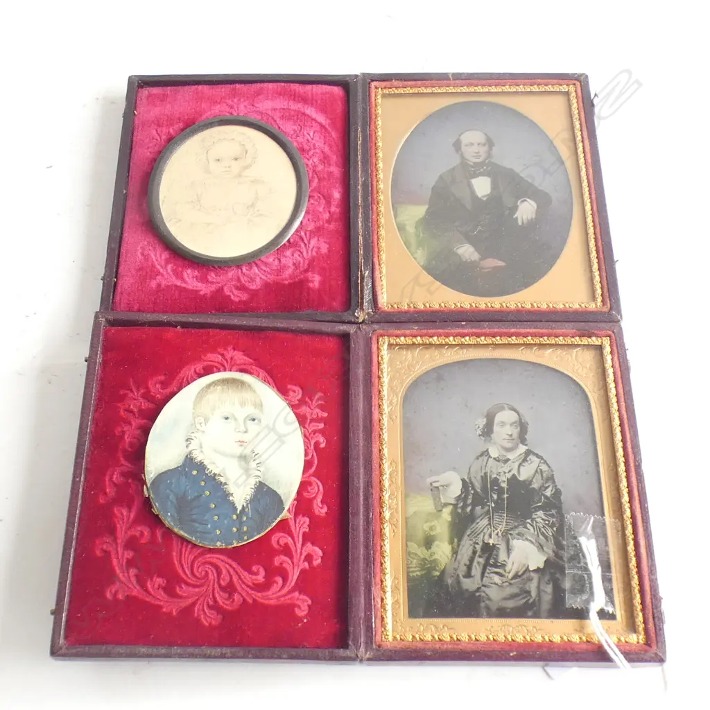 (20485) 2 x FRAMED DAGUERROTYPE  PORTRAITS H. 120 x 95mm + 2 HANDPAINTED MINIATURE PORTRAITS (AF) Image 1++